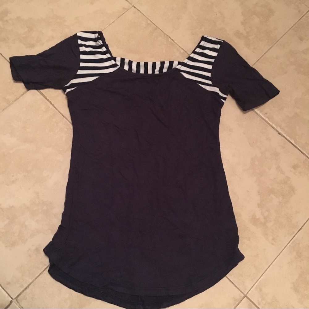 🆓 Navy and white boat neck top